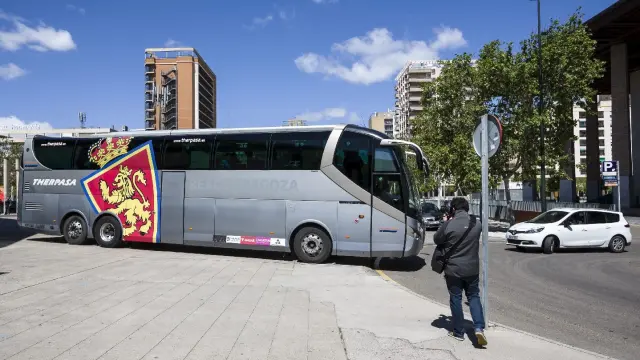 El autocar oficial del Real Zaragoza, en la zona de vestuarios de La Romareda al inicio de un viaje anterior.