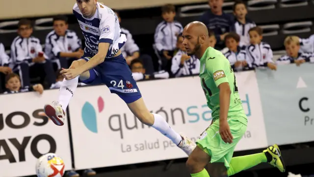 Adri Ortego efectúa un lanzamiento en el pasado partido contra el Movistar.