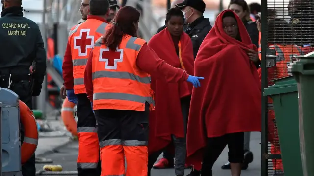 Algunos de los inmigrantes recién llegados, atendidos por Cruz Roja