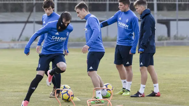 Los futbolistas del Real Zaragoza realizan un ejercicio en el entrenamiento de ayer.