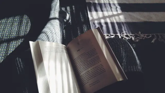 El 24 de diciembre, los islandeses se regalan libros y pasan el día leyendo en la cama.