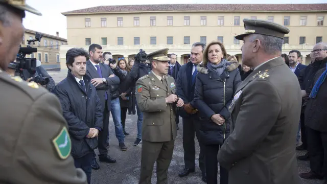 La ministra de Defensa con otras autoridades civiles y militares durante su visita al cuartel Sancho Ramírez