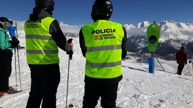 Dos agentes, en la estación de esquí de Formigal.