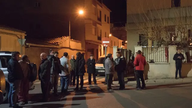 Varios vecinos de Albalate enfrente del hogar de José Luis Iranzo, el civil asesinado
