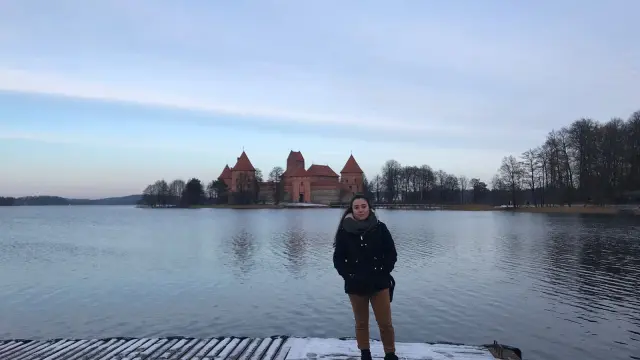 Claudia Mora ante el castillo medieval de Trakai, visita obligada en Lituania