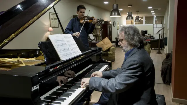 Rubén Lorenzo y Jordán Tejedor, ayer, ensayando para su concierto de hoy en la Sala Mozart.