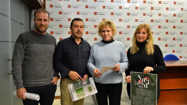 La concejala de Medio Ambiente de Huesca, Carmen García (segunda por la derecha), con trabajadores del área en la presentación de la programación del Aula Verde Berta Cáceres