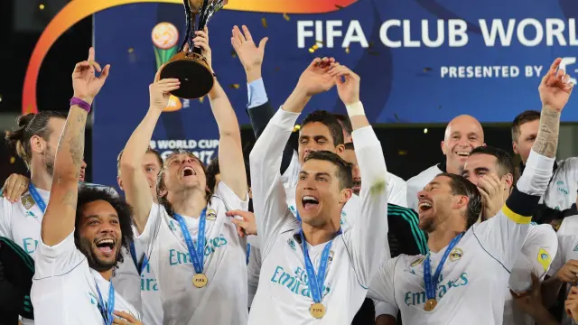 Los jugadores del Real Madrid celebran el sábado la conquista del Mundial de clubes en Abu Dhabi