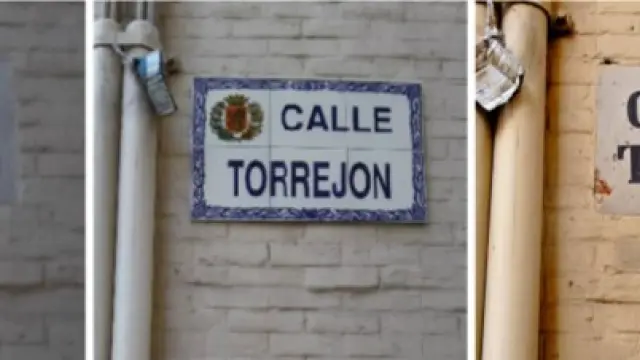 A la izquierda, el rótulo original del siglo XIX de la calle del Torrejón de Zaragoza. En el centro, la baldosa nueva, y a la derecha, la tesela antigua repuesta en su sitio este lunes, con un desperfecto en la parte inferior izquierda.