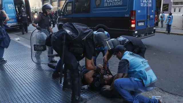 Un agente de policía herido durante las protestas por la reforma de las pensiones en Buenos Aires