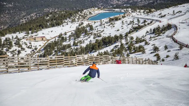 Las posibilidades de las estaciones turolenses van mucho más allá del esquí, con las zonas de 'free style' y las pistas de hielo y trineos.