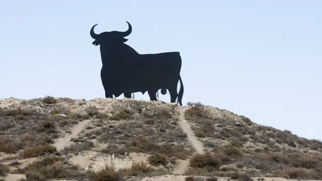 Toro de Osborne situado en Peñalba.