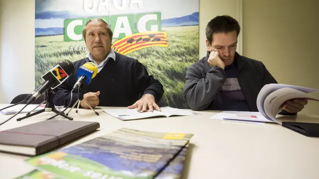 El secretario general de UAGA, José Manuel Penella, y el responsable del sector de fruta, Francisco Ponce en la presentación del balance agrario