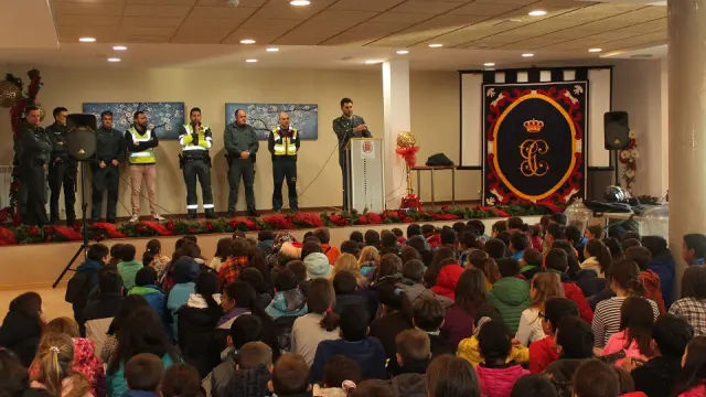 Exposición de la Guardia Civil y entrega de premios del II Concurso Escolar de Christmas en Sariñena
