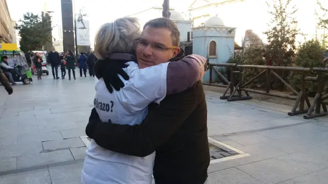 Raúl, de Calanda, abraza a una de las voluntarias