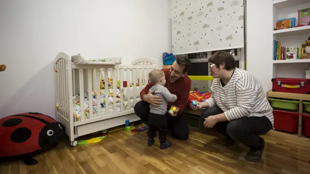 Luis Ibáñez y María Pilar Romanillos con su hijo de dos años, ayer en su domicilio de Zaragoza.