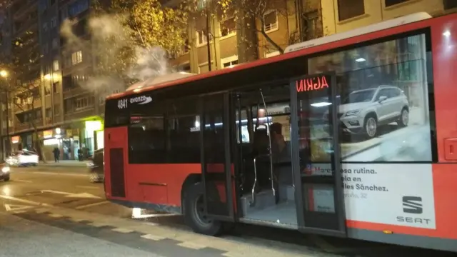 Imagen del autobús incendiado en Juan Pablo Bonet.