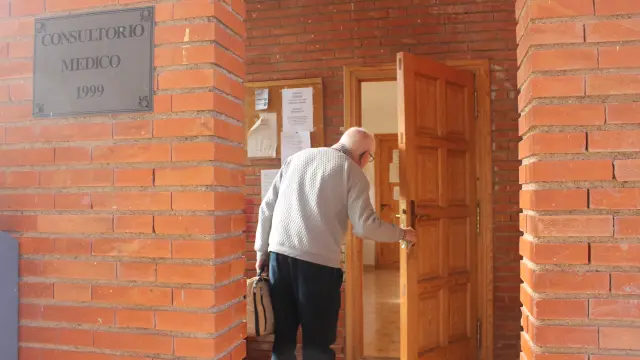José Luis Remartínez entrando al consultorio médico de Ferreruela, en las antiguas escuelas.