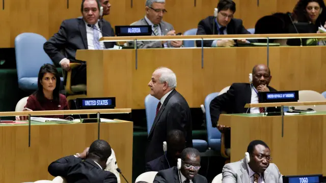El embajador de Palestina, Riyad Mansour, antes de la votación en la ONU.