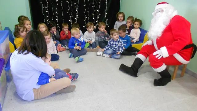 En la clase de los más mayores, los niños han estado tranquilos durante la visita navideña.