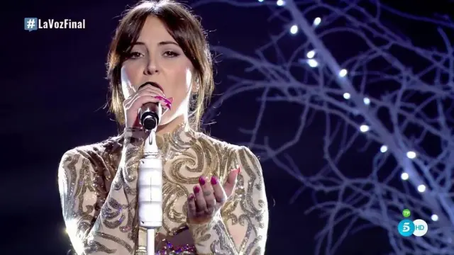 Alba Gil durante su canción individual.