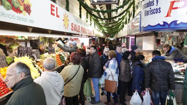 El Mercado Central de Zaragoza, este sábado, bullía de gente que hacía compras para los menús navideños.
