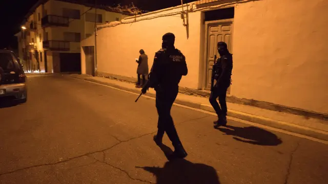 Dos guardias civiles patrullan por Andorra la noche del 14 de diciembre tras el triple asesinato.