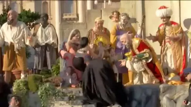 Una activista de Femen trata de robar el niño Jesús del belén del Vaticano