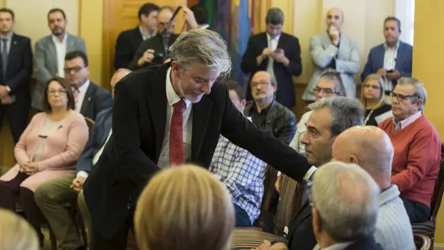 El alcalde Santisteve saluda a su homólogo de Utebo, Miguel Dalmau, el 18 de septiembre.