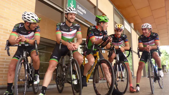 Luis Mellado, Javier Paules, Pablo Clavero, Gabi Martín y Óscar Puyuelo sobre sus bicicletas.