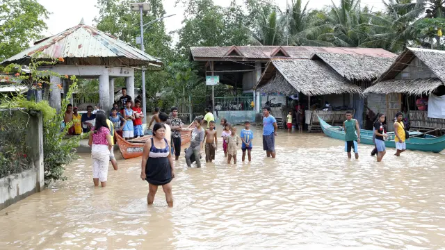 Inundaciones en Filipinas a causa de la tormenta tropical.