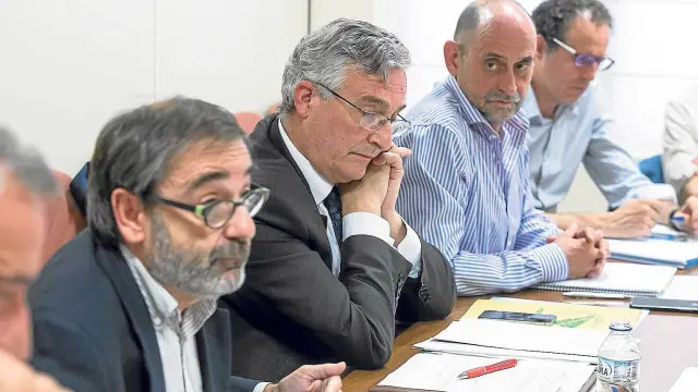 El consejero de Desarrollo Rural y Sostenibilidad, Joaquín Olona, con miembros de su equipo.