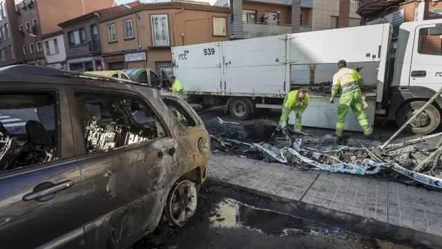 En este incendio de contenedores provocado el pasado 22 de noviembre ardieron cuatro coches y las llamas dañaron dos fachadas.