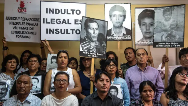 Familiares de las víctimas protestando por el indulto a Fujimori.