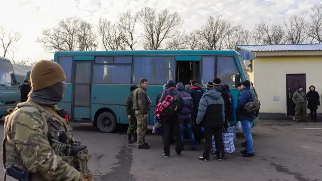 Soldados ucranianos escoltan a varios prisioneros prorrusos.