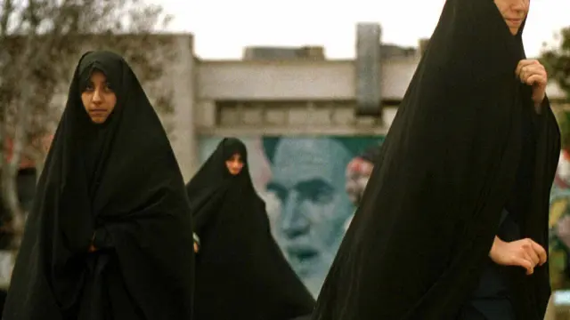 Mujeres iraniés con la tradicional vestimenta islámica.