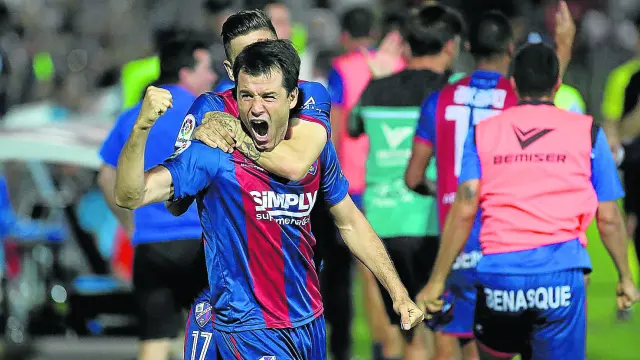 Juanjo Camacho, capitán del Huesca, celebra el 2-2 que anotó ante el Getafe y que cerró el choque de ida del 'play of'.
