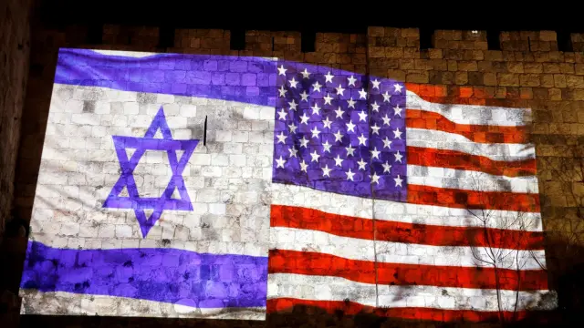 Banderas de Estados Unidos e Israel, proyectadas en el muro de la ciudad de Jerusalén