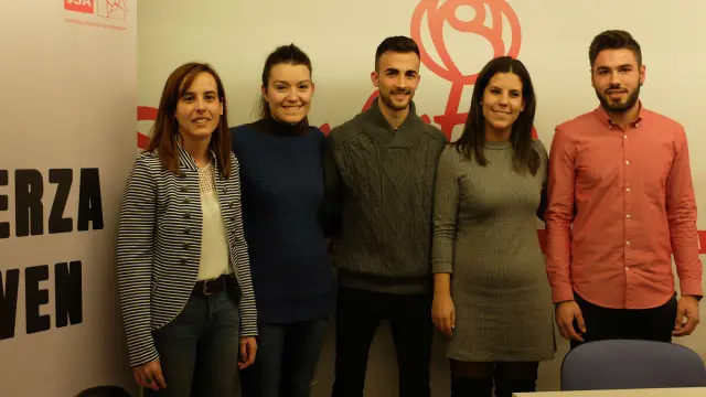 Belén Hernández, a la izquierda, junto a los miembros de la nueva ejecutiva de Juventudes Socialistas del Alto Aragón