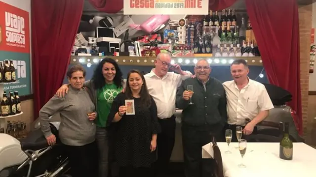 Eva María Campos, segunda por la izquierda, junto a su padre, brindando este jueves con los responsables del bar Mariano de Calamocha.