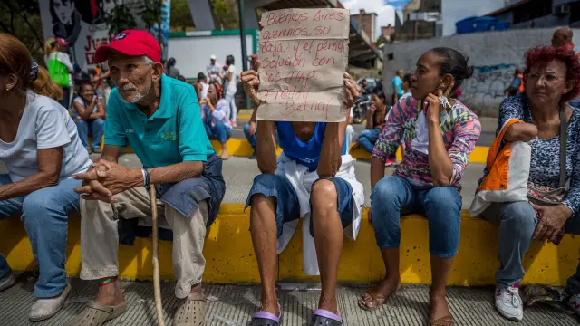 Un grupo de personas protesta en Caracas por la escasez de alimentos en Venezuela
