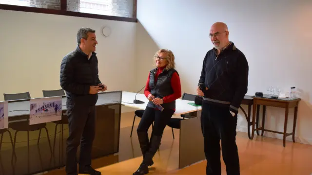 El alcalde José Antonio Lagüens junto a Ana Lacambra y Carlos Bravo, del CER, en la presentación de las actividades de 2018