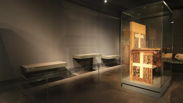 Imagen de las estanterías vacías del Museo de Lérida