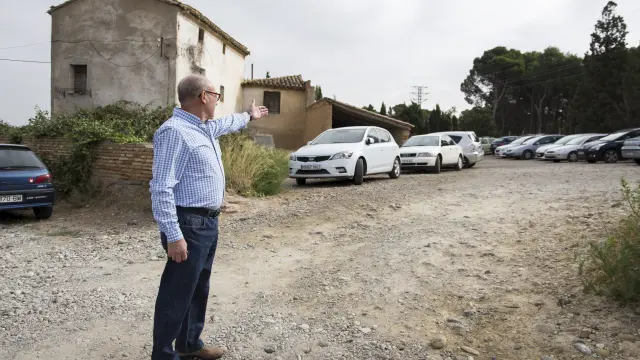 El alcalde del barrio de San Gregorio señala el lugar del antiguo campo de fútbol donde quieren que se habilite un aparcamiento para el hospital Royo Villanova.