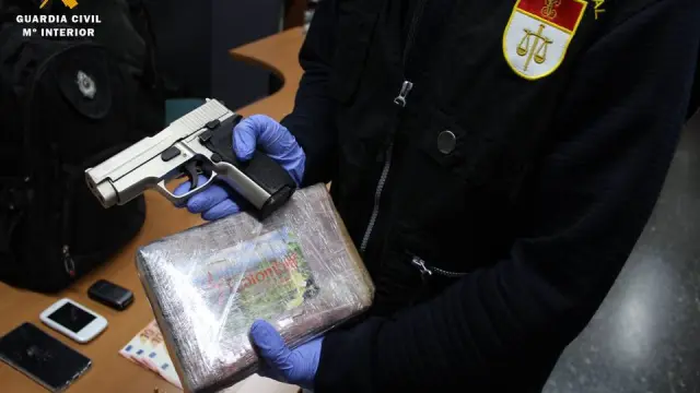Cocaína y arma intervenidas al detenido por la Guardia Civil de Caseta.