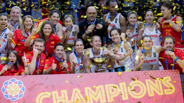 Las chicas de la selección femenina de baloncesto tras vencer a Francia en la final del Eurobasket 2017