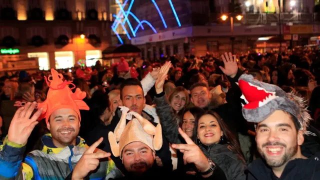 Unas 200.000 personas ensayan las campanadas en la Puerta del Sol