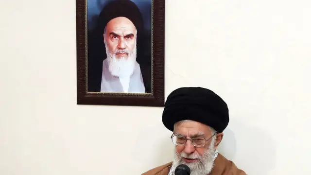 Jameneí, con el retratato de Jomeini a la espalda.