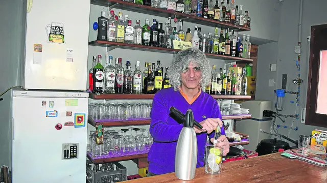 Óscar Pérez, en la barra de su bar.