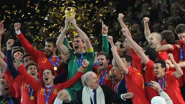 La selección española levante el título que le acredita como campeona del mundo de fútbol en 2010.